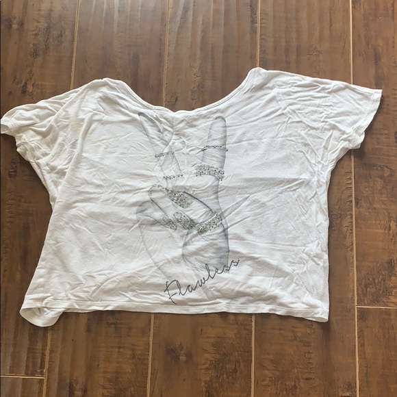 Aran's Den Tops - t shirt with peace sign
